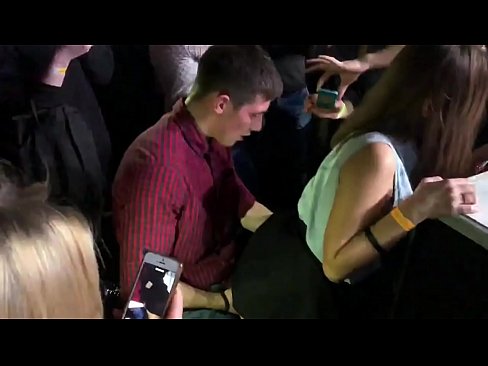 ❤️ Feusuaiga moni i se fale kalapu a Rusia. O le teine ​​Rusia e 18-tausaga le matua i totonu o le anus ma le va'a na fusu i totonu o se fale kalapu ☑ Pono vk ❌